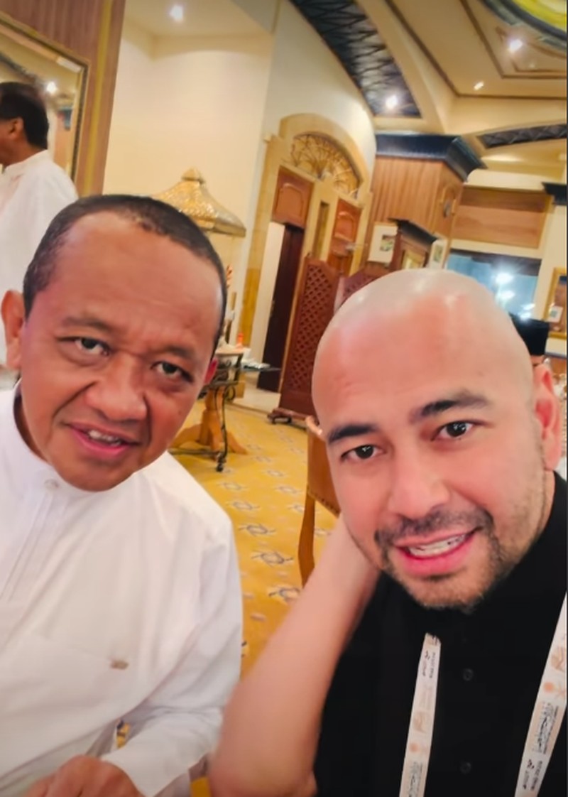 Menteri ESDM Bahlil Lahadalia menunaikan ibadah haji bersama istrinya. (Instagram/melangkahdaritimur.id)