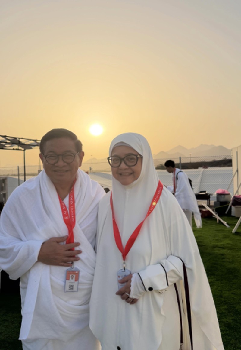 Menteri ESDM Bahlil Lahadalia menunaikan ibadah haji bersama istrinya. (Instagram/melangkahdaritimur.id)