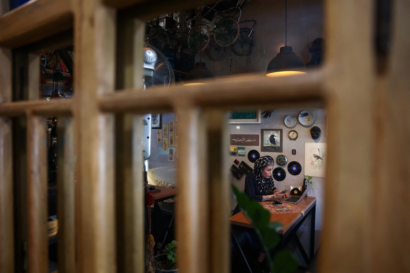 An Iranian woman works on a laptop in a cafe, after a reported reopening of international internet access, in Tehran, Iran, May 27, 2026. Majid Asgaripour/WANA (West Asia News Agency) via REUTERS ATTENTION EDITORS - THIS PICTURE WAS PROVIDED BY A THIRD PARTY. ISRAEL OUT. NO COMMERCIAL OR EDITORIAL SALES IN ISRAEL. NO USE BBC PERSIAN. NO USE VOA PERSIAN. NO USE MANOTO. NO USE IRAN INTERNATIONAL. NO USE RADIO FARDA. DIGITAL: NO USE BBC PERSIAN. NO USE VOA PERSIAN. NO USE MANOTO. NO USE IRAN INTERNATIONAL. NO USE RADIO FARDA. NO USE ISRAEL.