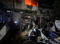 Palestinians gather to inspect the site of an Israeli strike on a residential building in Gaza City, May 27, 2026. REUTERS/Dawoud Abu Alkas