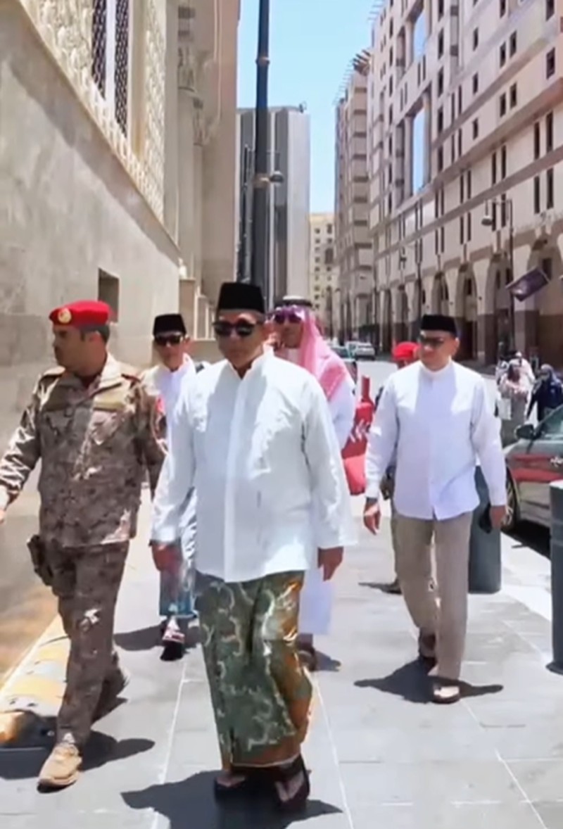 Menteri ESDM Bahlil Lahadalia menunaikan ibadah haji bersama istrinya. (Instagram/melangkahdaritimur.id)