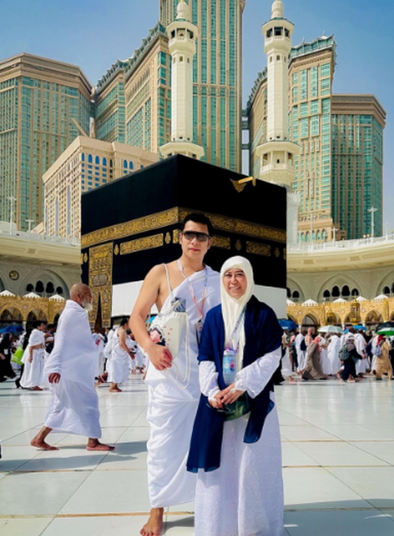 Menteri ESDM Bahlil Lahadalia menunaikan ibadah haji bersama istrinya. (Instagram/melangkahdaritimur.id)