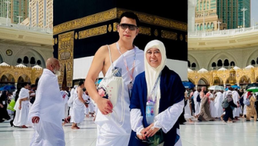 Menkomdigi Meuttya Hafid saat menunaikan ibadah Haji. (Instagram/meutya_hafid)