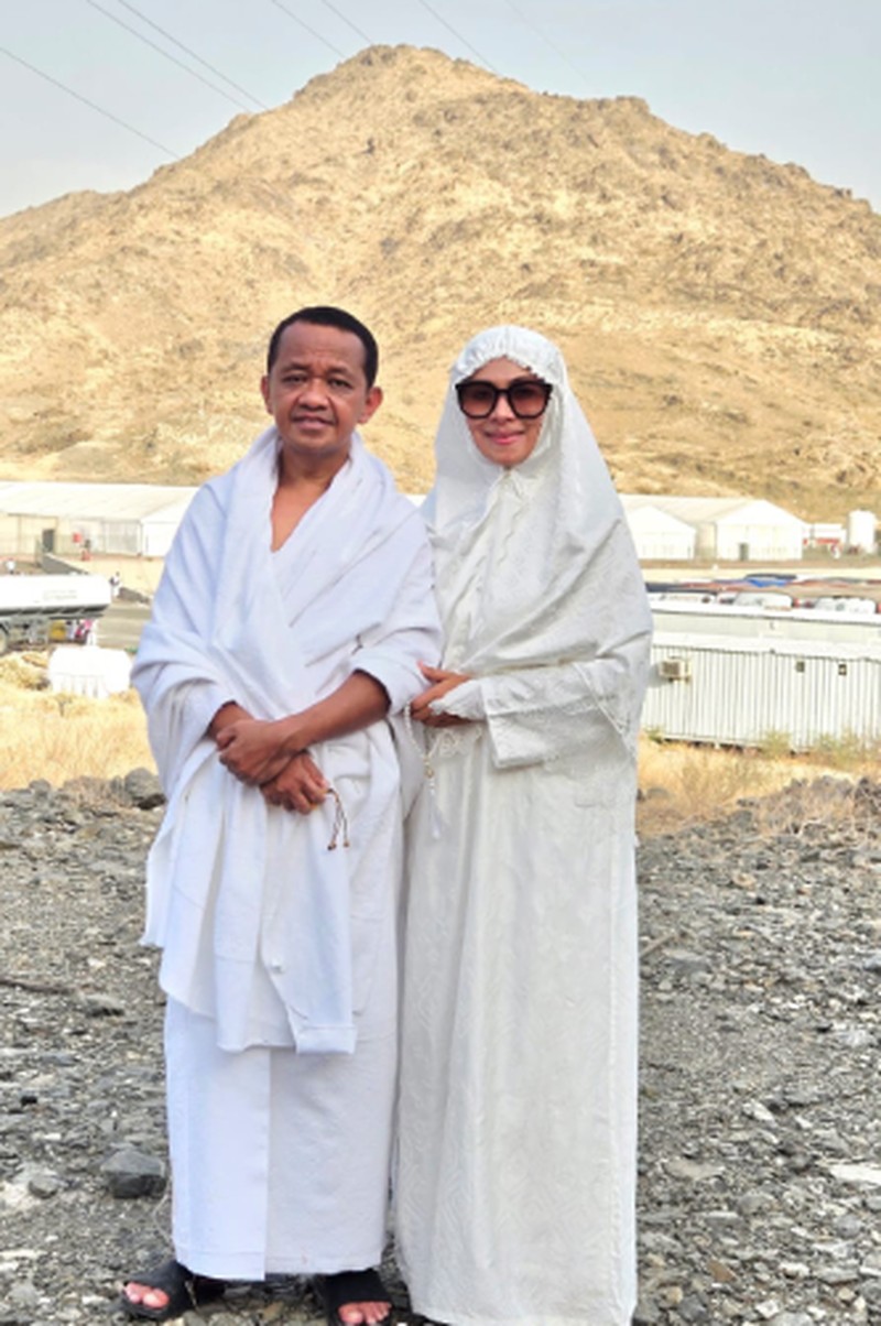 Menteri ESDM Bahlil Lahadalia menunaikan ibadah haji bersama istrinya. (Instagram/melangkahdaritimur.id)