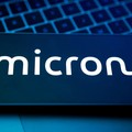 FOTO ARSIP: Logo Micron muncul dalam ilustrasi ini yang diambil pada 25 Agustus 2025. REUTERS/Dado Ruvic/Ilustrasi/Foto Arsip