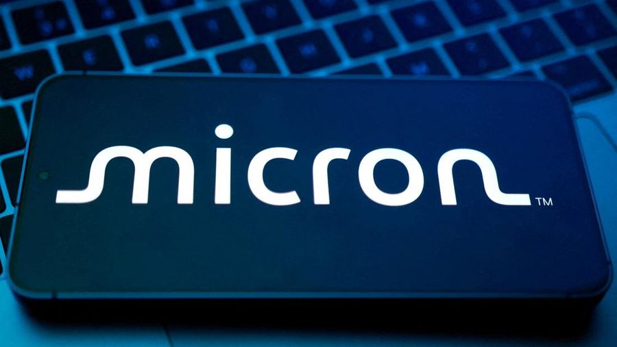 FOTO ARSIP: Logo Micron muncul dalam ilustrasi ini yang diambil pada 25 Agustus 2025. REUTERS/Dado Ruvic/Ilustrasi/Foto Arsip