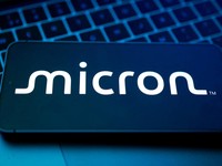 FOTO ARSIP: Logo Micron muncul dalam ilustrasi ini yang diambil pada 25 Agustus 2025. REUTERS/Dado Ruvic/Ilustrasi/Foto Arsip