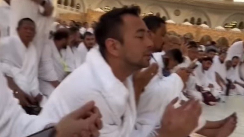 Raffi Ahmad saat menunaikan ibadah haji. (Instagram/Raffinagita1717)
