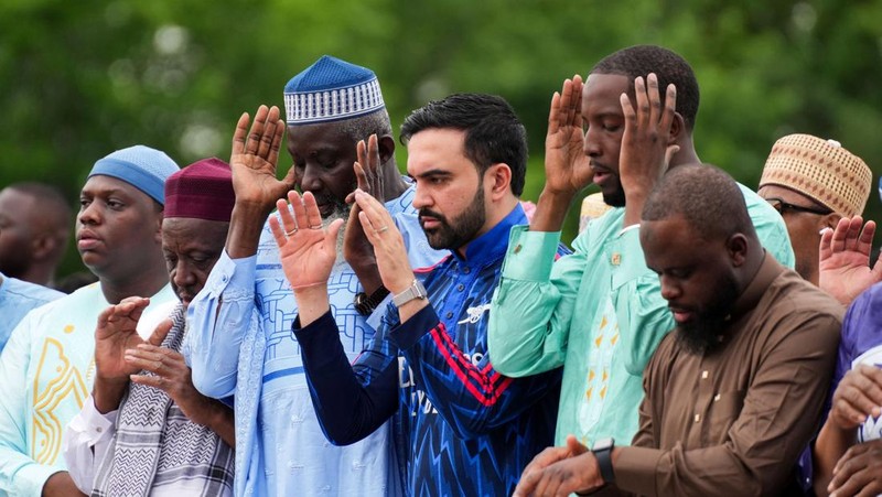 New York City Mayor Zohran Mamdani prays during Eid al-Adha prayers in the Bronx Borough of New York City, U.S., May 27, 2026. REUTERS/Adam Gray     TPX IMAGES OF THE DAY