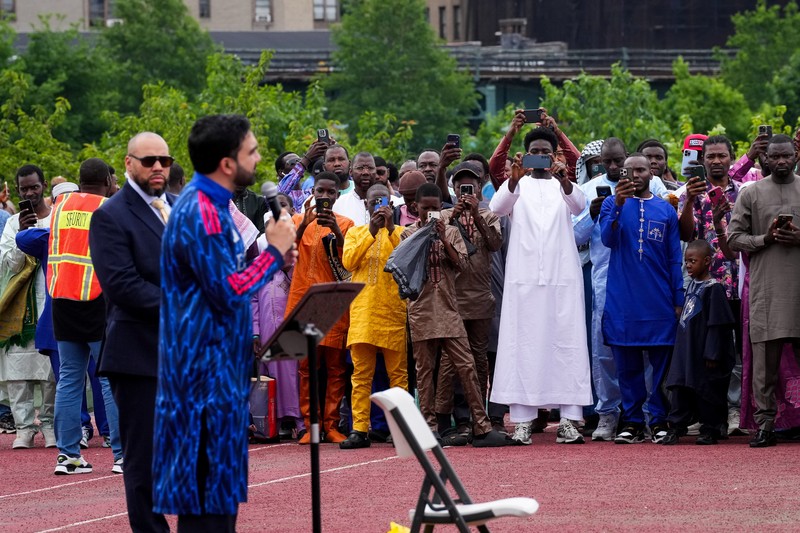 New York City Mayor Zohran Mamdani prays during Eid al-Adha prayers in the Bronx Borough of New York City, U.S., May 27, 2026. REUTERS/Adam Gray     TPX IMAGES OF THE DAY