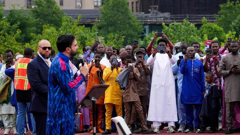 New York City Mayor Zohran Mamdani prays during Eid al-Adha prayers in the Bronx Borough of New York City, U.S., May 27, 2026. REUTERS/Adam Gray     TPX IMAGES OF THE DAY