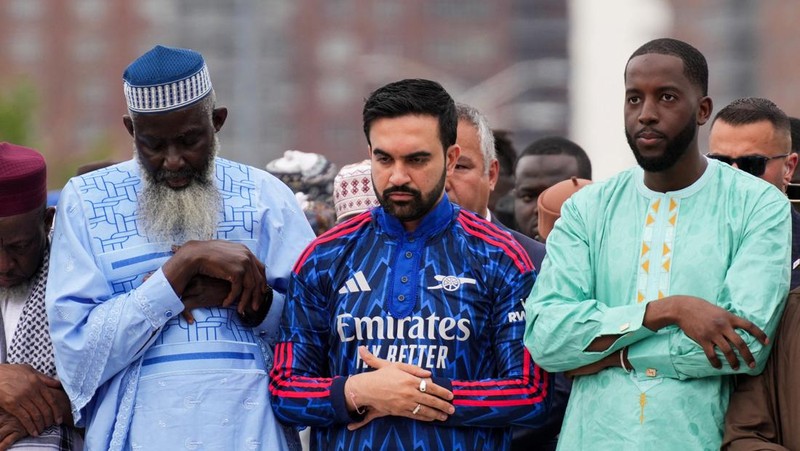 New York City Mayor Zohran Mamdani prays during Eid al-Adha prayers in the Bronx Borough of New York City, U.S., May 27, 2026. REUTERS/Adam Gray     TPX IMAGES OF THE DAY