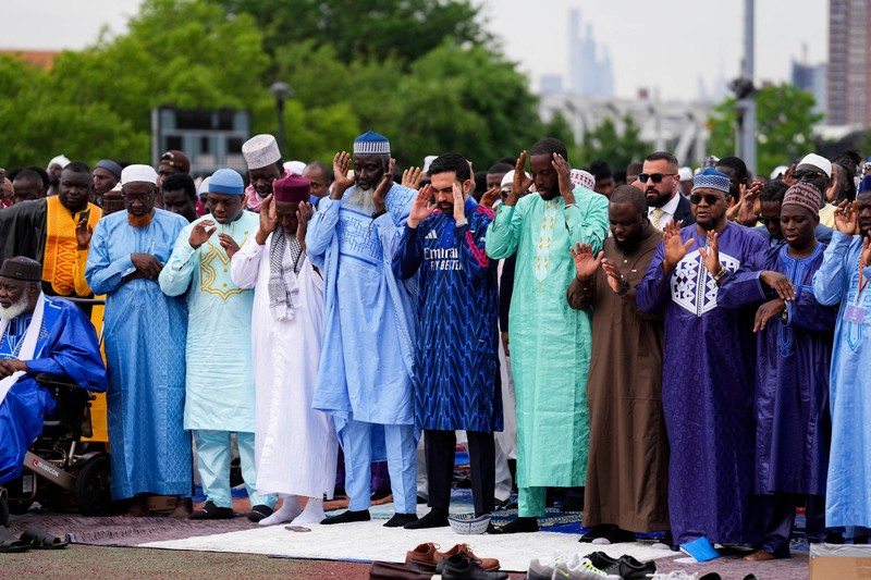 New York City Mayor Zohran Mamdani prays during Eid al-Adha prayers in the Bronx Borough of New York City, U.S., May 27, 2026. REUTERS/Adam Gray     TPX IMAGES OF THE DAY