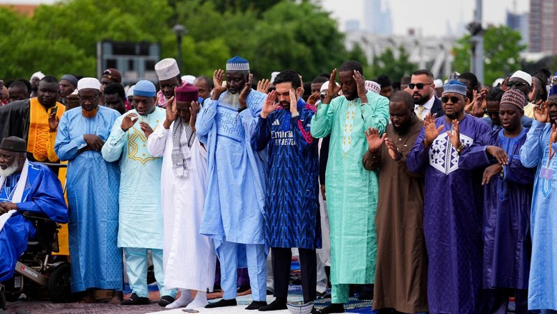 New York City Mayor Zohran Mamdani prays during Eid al-Adha prayers in the Bronx Borough of New York City, U.S., May 27, 2026. REUTERS/Adam Gray     TPX IMAGES OF THE DAY