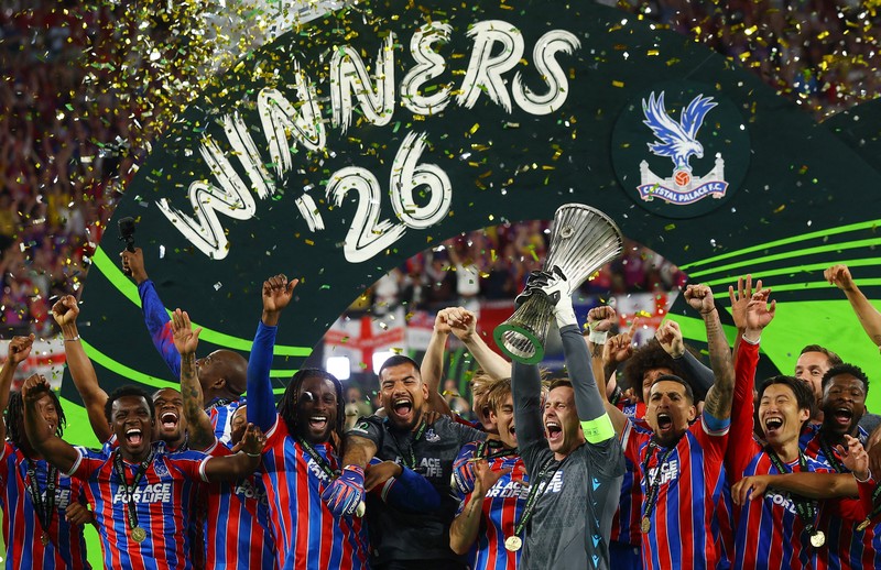 Soccer Football - UEFA Conference League - Final - Crystal Palace v Rayo Vallecano - Red Bull Arena, Leipzig, Germany - May 27, 2026 Crystal Palace's Dean Henderson lifts the trophy as he celebrates with teammates after winning the UEFA Conference League REUTERS/Lisi Niesner
