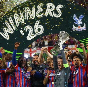 Soccer Football - UEFA Conference League - Final - Crystal Palace v Rayo Vallecano - Red Bull Arena, Leipzig, Germany - May 27, 2026 Crystal Palace's Dean Henderson lifts the trophy as he celebrates with teammates after winning the UEFA Conference Le