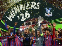 Soccer Football - UEFA Conference League - Final - Crystal Palace v Rayo Vallecano - Red Bull Arena, Leipzig, Germany - May 27, 2026 Crystal Palace's Dean Henderson lifts the trophy as he celebrates with teammates after winning the UEFA Conference Le