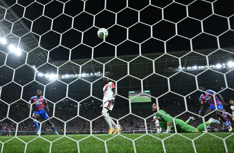 Soccer Football - UEFA Conference League - Final - Crystal Palace v Rayo Vallecano - Red Bull Arena, Leipzig, Germany - May 27, 2026 Crystal Palace's Dean Henderson lifts the trophy as he celebrates with teammates after winning the UEFA Conference League REUTERS/Lisi Niesner