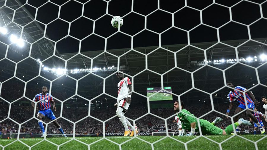 Soccer Football - UEFA Conference League - Final - Crystal Palace v Rayo Vallecano - Red Bull Arena, Leipzig, Germany - May 27, 2026 Crystal Palace's Jean-Philippe Mateta scores their first goal past Rayo Vallecano's Augusto Batalla REUTERS/Annegret