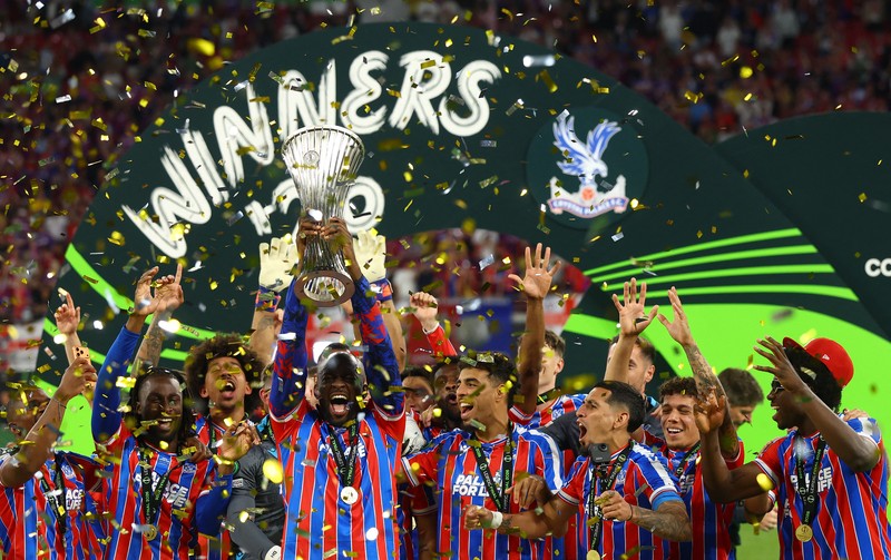 Soccer Football - UEFA Conference League - Final - Crystal Palace v Rayo Vallecano - Red Bull Arena, Leipzig, Germany - May 27, 2026 Crystal Palace's Dean Henderson lifts the trophy as he celebrates with teammates after winning the UEFA Conference League REUTERS/Lisi Niesner