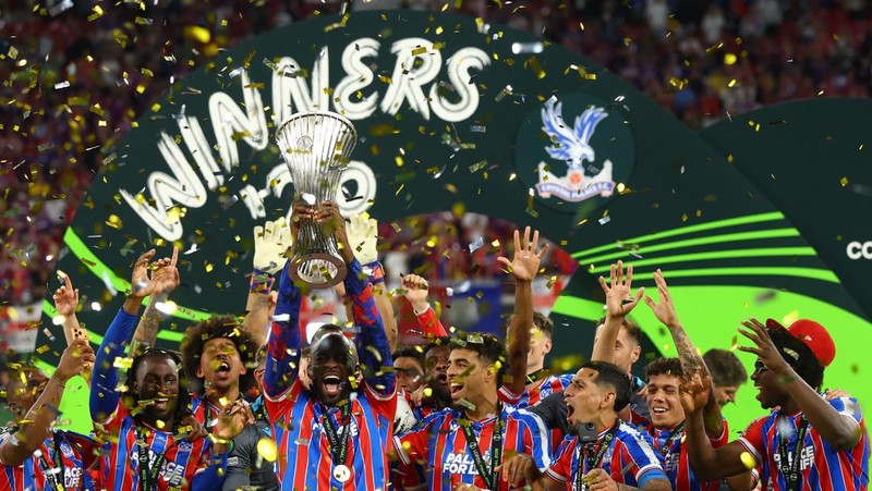 Soccer Football - UEFA Conference League - Final - Crystal Palace v Rayo Vallecano - Red Bull Arena, Leipzig, Germany - May 27, 2026 Crystal Palace's Jean-Philippe Mateta lifts the trophy as he celebrates with teammates after winning the UEFA Confere