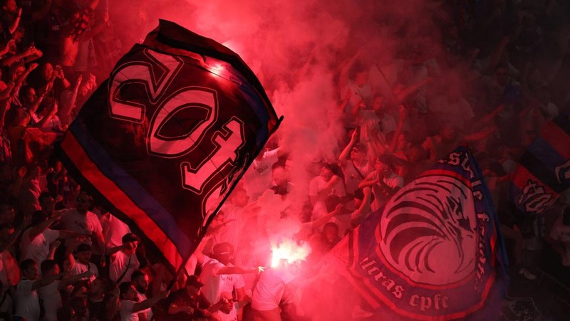Soccer Football - UEFA Conference League - Final - Crystal Palace v Rayo Vallecano - Red Bull Arena, Leipzig, Germany - May 27, 2026 Crystal Palace fans with flares celebrate after Jean-Philippe Mateta scores their first goal REUTERS/Maryam Majd