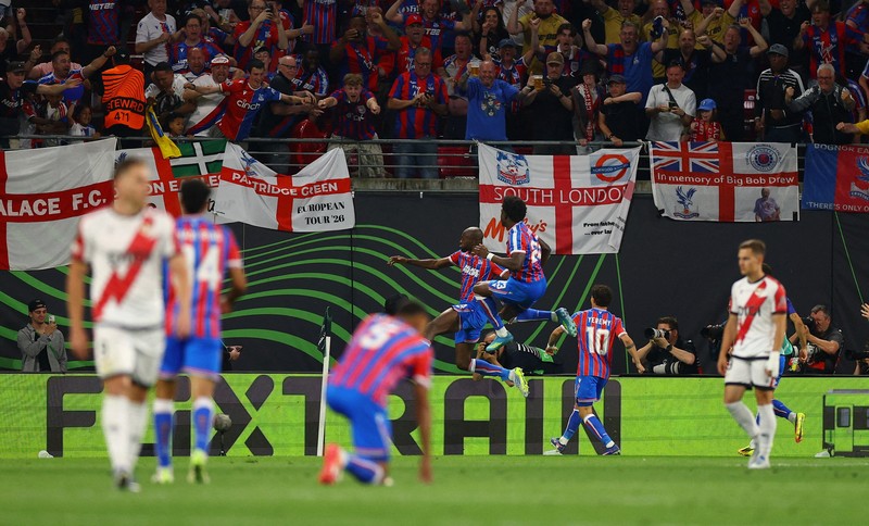 Soccer Football - UEFA Conference League - Final - Crystal Palace v Rayo Vallecano - Red Bull Arena, Leipzig, Germany - May 27, 2026 Crystal Palace's Dean Henderson lifts the trophy as he celebrates with teammates after winning the UEFA Conference League REUTERS/Lisi Niesner
