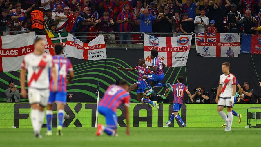 Soccer Football - UEFA Conference League - Final - Crystal Palace v Rayo Vallecano - Red Bull Arena, Leipzig, Germany - May 27, 2026 Crystal Palace's Jean-Philippe Mateta celebrates scoring their first goal with Jaydee Canvot and Yeremy Pino REUTERS/