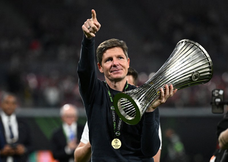 Soccer Football - UEFA Conference League - Final - Crystal Palace v Rayo Vallecano - Red Bull Arena, Leipzig, Germany - May 27, 2026 Crystal Palace's Dean Henderson lifts the trophy as he celebrates with teammates after winning the UEFA Conference League REUTERS/Lisi Niesner