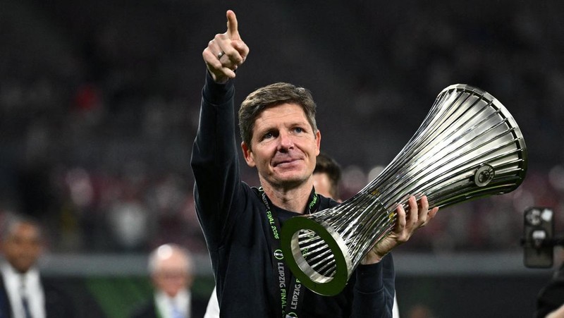 Soccer Football - UEFA Conference League - Final - Crystal Palace v Rayo Vallecano - Red Bull Arena, Leipzig, Germany - May 27, 2026 Crystal Palace manager Oliver Glasner celebrates with the trophy after winning the UEFA Conference League REUTERS/Ann