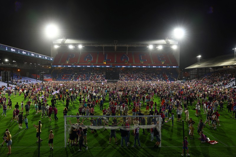 Soccer Football - UEFA Conference League - Final - Crystal Palace v Rayo Vallecano - Red Bull Arena, Leipzig, Germany - May 27, 2026 Crystal Palace's Dean Henderson lifts the trophy as he celebrates with teammates after winning the UEFA Conference League REUTERS/Lisi Niesner