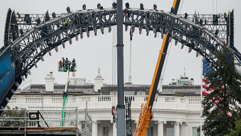 Construction is underway on a temporary arena that will host the UFC Freedom 250 fight card in June on the South Lawn of the White House in Washington, D.C., U.S., May 27, 2026. REUTERS/Kylie Cooper