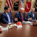 Presiden Amerika Serikat Donald Trump memimpin rapat kabinet di Ruang Kabinet Gedung Putih, Washington D.C., bersama Menteri Luar Negeri Marco Rubio, Menteri Pertahanan Pete Hegseth, Menteri Perdagangan Howard Lutnick, dan Menteri Transportasi Sean D