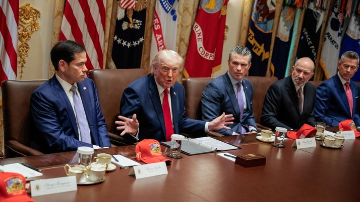 Presiden Amerika Serikat Donald Trump memimpin rapat kabinet di Ruang Kabinet Gedung Putih, Washington D.C., bersama Menteri Luar Negeri Marco Rubio, Menteri Pertahanan Pete Hegseth, Menteri Perdagangan Howard Lutnick, dan Menteri Transportasi Sean D