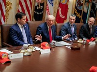 Presiden Amerika Serikat Donald Trump memimpin rapat kabinet di Ruang Kabinet Gedung Putih, Washington D.C., bersama Menteri Luar Negeri Marco Rubio, Menteri Pertahanan Pete Hegseth, Menteri Perdagangan Howard Lutnick, dan Menteri Transportasi Sean D