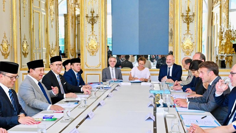Bilateral dengan Presiden Macron di Istana Élysée, Paris. (Biro Pers Sekretariat Presiden RI/Laily Rachev)