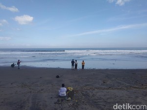 Pilu Ayah Bocah Tenggelam, Menunggu Semalaman di Pantai Yeh Gangga
