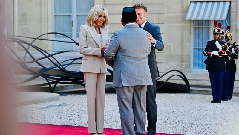 Dikawal 146 pasukan berkuda, Presiden Prabowo tiba di Istana Élysée untuk bertemu Presiden Macron. (Biro Pers Sekretariat Presiden RI/Laily Rachev)