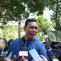 Direktur Utama Perum Bulog, Ahmad Rizal Ramdhani membagikan daging kurban. (CNBC Indonesia/Martyasari Rizky)