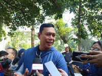 Direktur Utama Perum Bulog, Ahmad Rizal Ramdhani membagikan daging kurban. (CNBC Indonesia/Martyasari Rizky)