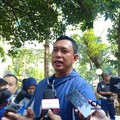 Direktur Utama Perum Bulog, Ahmad Rizal Ramdhani membagikan daging kurban. (CNBC Indonesia/Martyasari Rizky)
