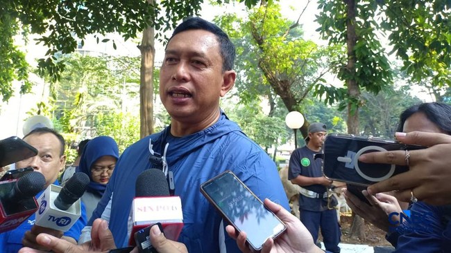 Bagikan Daging Kurban, Bos Bulog Ucap Syukur RI Swasembada Beras