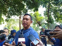 Direktur Utama Perum Bulog, Ahmad Rizal Ramdhani membagikan daging kurban. (CNBC Indonesia/Martyasari Rizky)