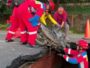 Jalan Amblas di Lenteng Agung Bikin Pemotor Terperosok Jatuh ke Lubang