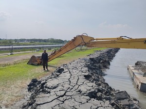 Tanggul Lumpur Lapindo Ditinggikan, Warga Khawatir Air Meluber ke Rel KA