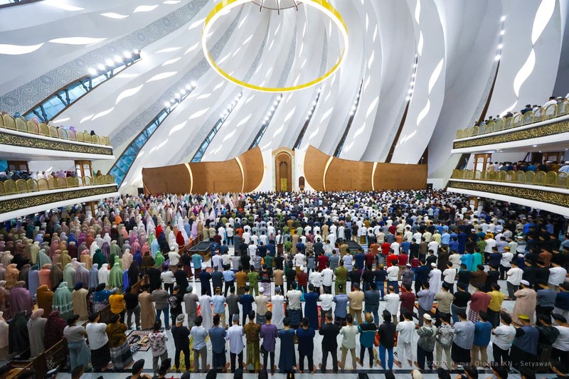 Otorita IKN untuk pertama kalinya menyelenggarakan Salat Iduladha 1447 Hijriah/2026 Masehi di Masjid Negara IKN dan dilanjutkan penyerahan hewan kurban pada Rabu (27/5/2026). (Humas Otorita Ibu Kota Nusantara )