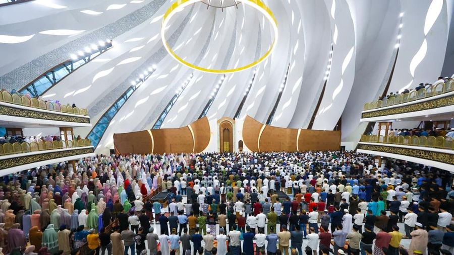 Otorita IKN untuk pertama kalinya menyelenggarakan Salat Iduladha 1447 Hijriah/2026 Masehi di Masjid Negara IKN dan dilanjutkan penyerahan hewan kurban pada Rabu (27/5/2026). (Humas Otorita Ibu Kota Nusantara )