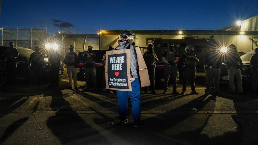 Para pengunjuk rasa berdemonstrasi di depan petugas ICE di luar Delaney Hall di Newark, New Jersey, AS, Kamis (28/5/2026). (REUTERS/Ryan Murphy)