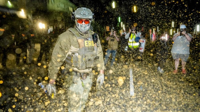 Para pengunjuk rasa berdemonstrasi di depan petugas ICE di luar Delaney Hall di Newark, New Jersey, AS, Kamis (28/5/2026). (REUTERS/Ryan Murphy)