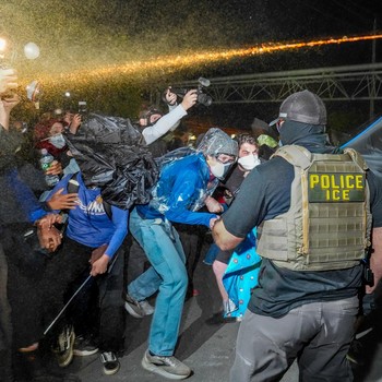 Potret Panas Aksi Mogok Makan Tahanan ICE, Bentrokan Tak Terhindarkan